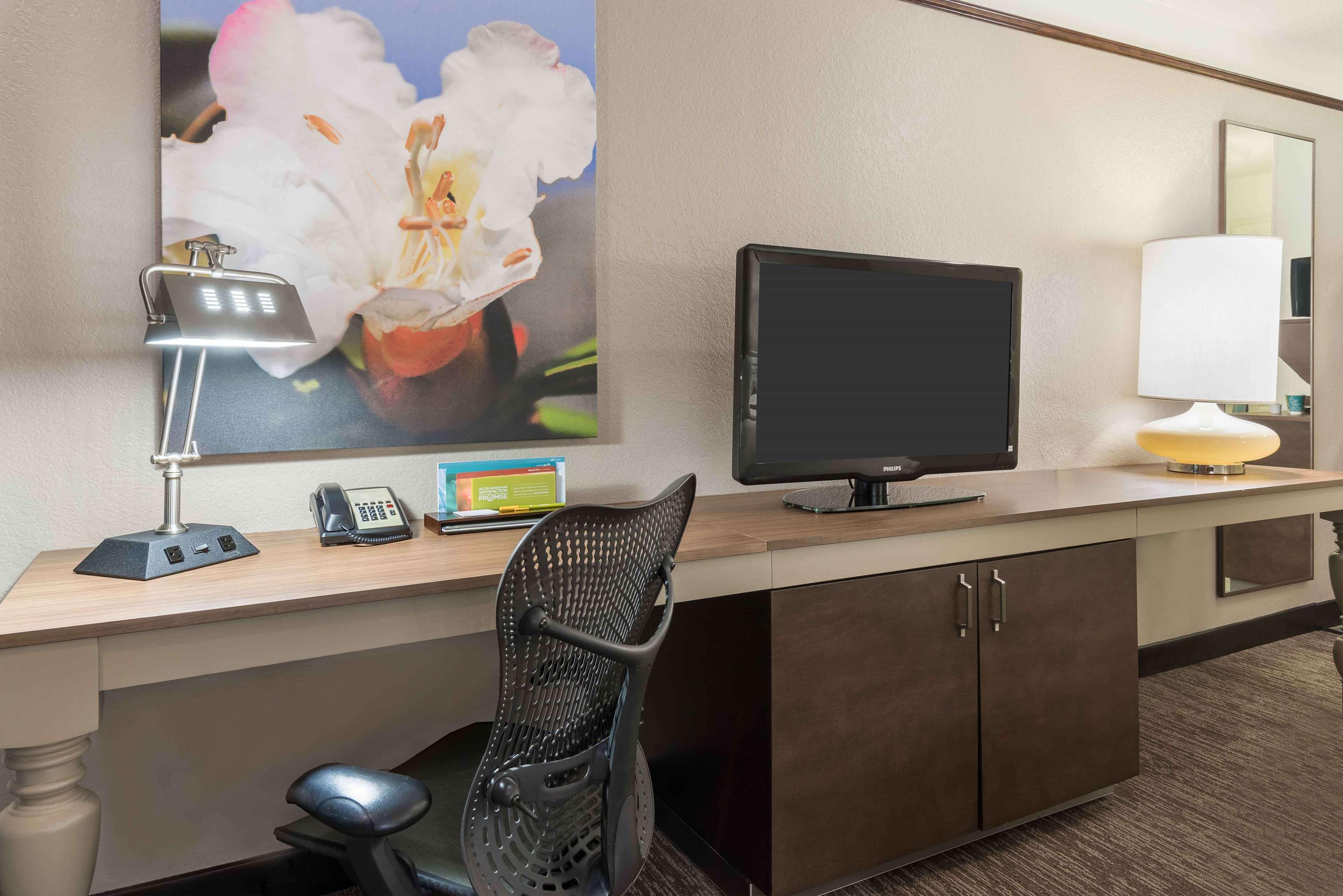 Hilton Garden Mayfaire Town Center Hotel 3*