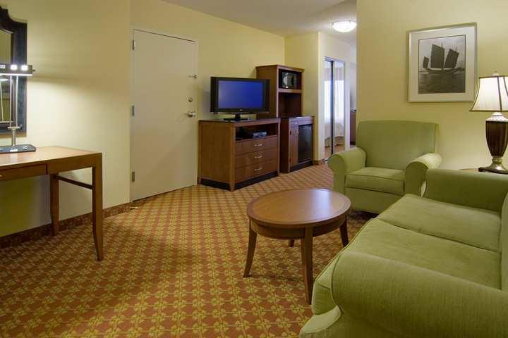 Hilton Garden Mayfaire Town Center 3*